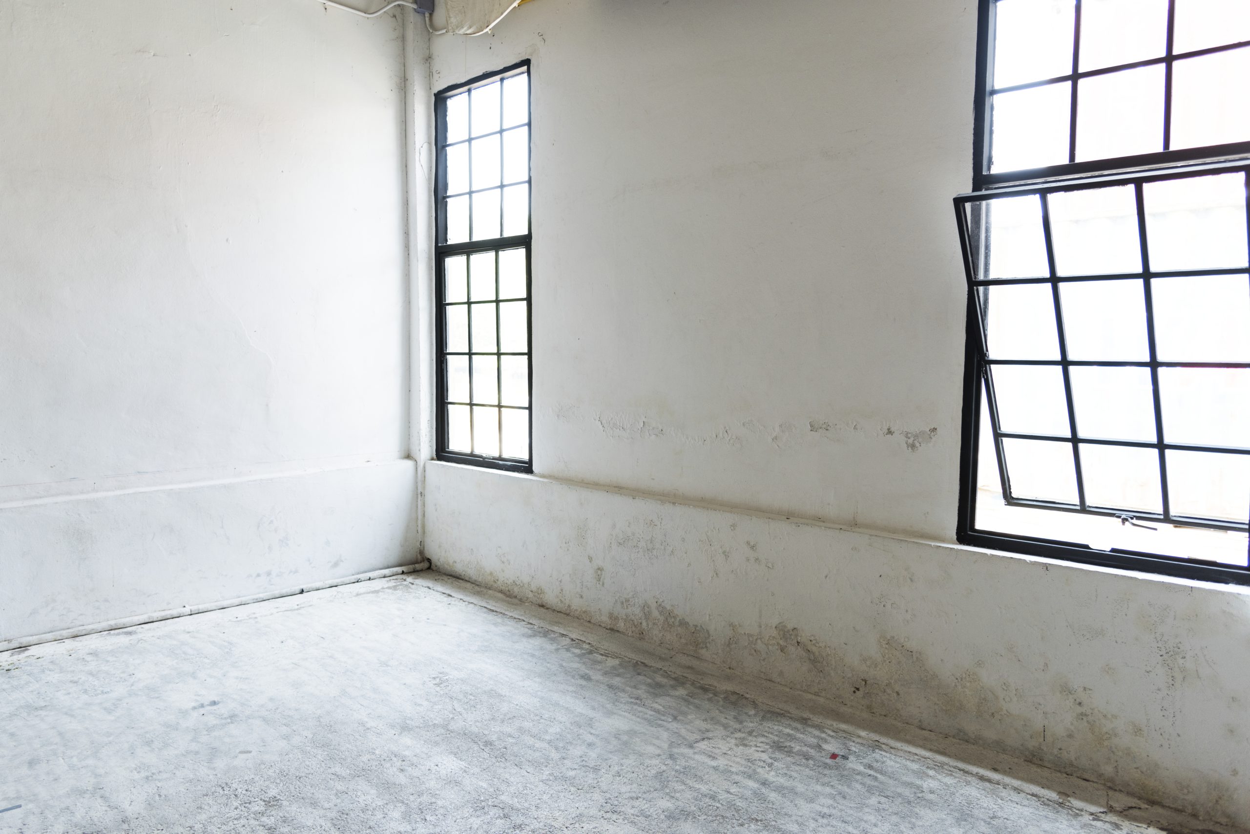 limpiar-ventanas-vacio-blanco-casa-blanco