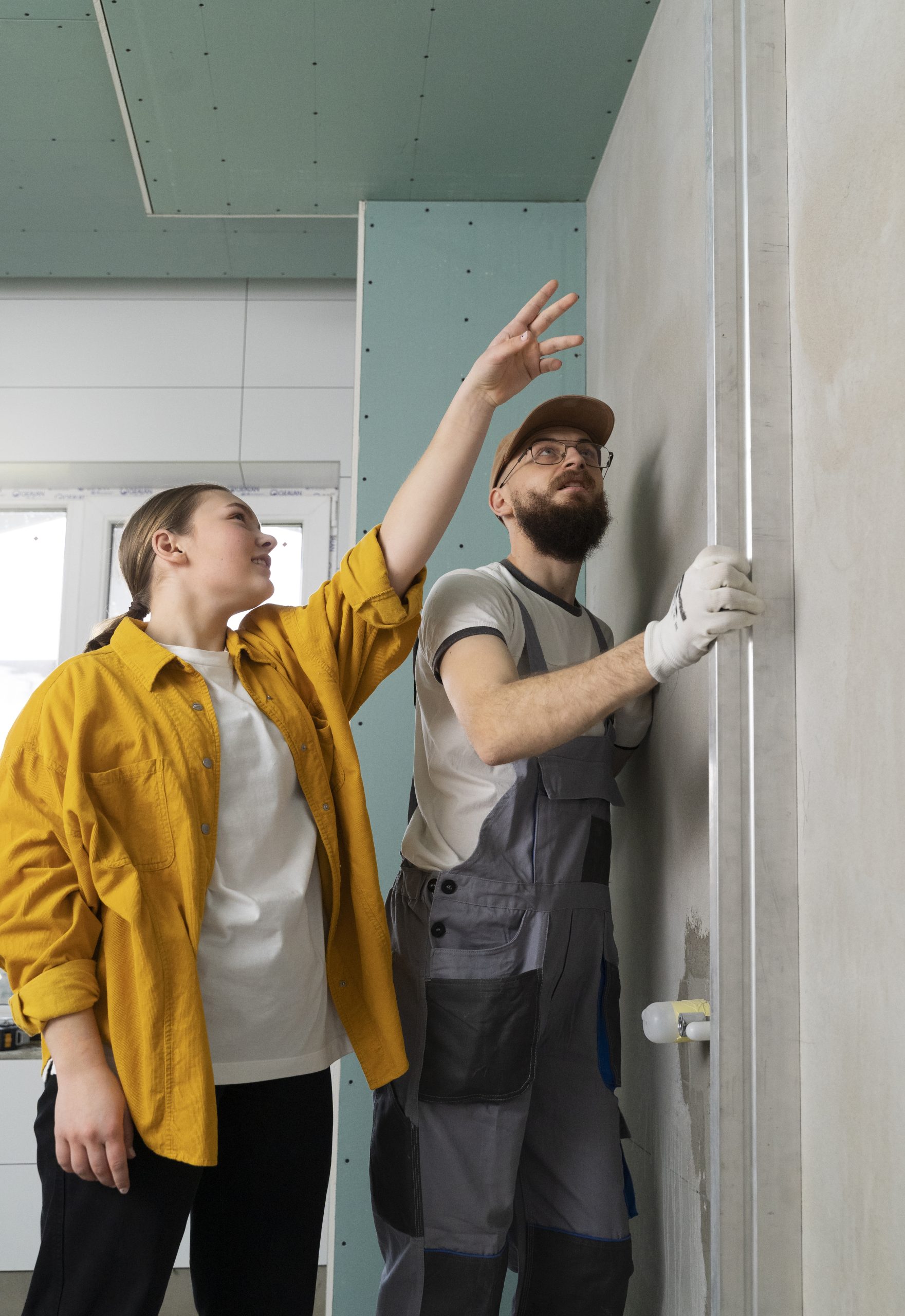 tiler-trabajando-renovacion-apartamento